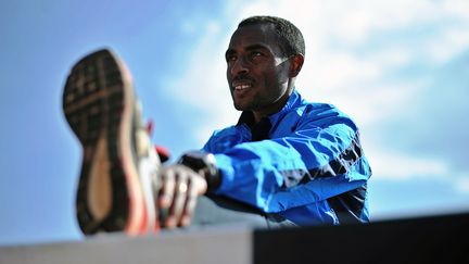 L'athl&egrave;te Kenenisa Bekele s'entra&icirc;ne avant le marathon de Paris &agrave; Sululta (Ethiopie), le 16 janvier 2014. (CARL DE SOUZA / AFP)