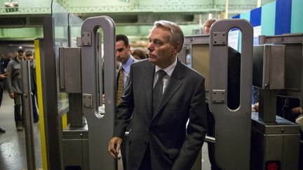 Jean-Marc Ayrault prend le RER &agrave; la station Luxembourg (Paris), le 7 juin 2012. (FRED DUFOUR / AFP)