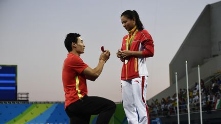 Le plongeur chinois Qin Kai demande en mariage sa compatriote He Zi, dimanche 14 août 2016, lors des Jeux olympiques de Rio (Brésil). (CHRISTOPHE SIMON / AFP)