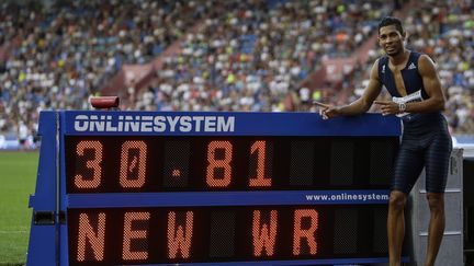 Wayde van Niekerk fier de son record du monde du 300m, établi à Ostrava et qui efface des tablettes Micheal Johnson (DAVID W CERNY / X01548)