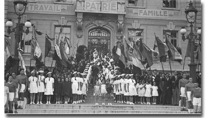 Voyage du maréchal Pétain et de l'amiral Darlan à Villefranche-sur-Saône et Lyon en septembre 1941 : les enfants sur le perron de la mairie
 (Archives nationales / Carole Bauer)