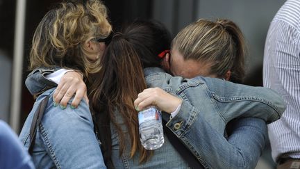 Des proches de victimes du d&eacute;raillement du train &agrave; Saint-Jacques-de-Compostelle (Espagne), le 25 juillet 2013. (ELOY ALONSON / REUTERS)