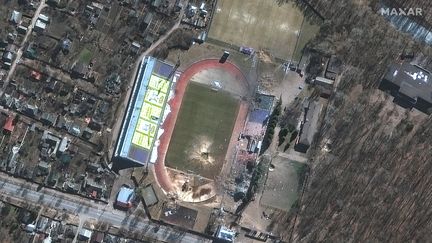 Image satellite d'un cratère causé par un bombardement dans le stade olympique de Tchernihiv, en Ukraine, le 16 mars 2022. (SATELLITE IMAGE © 2022 MAXAR TECHNOLOGIES)