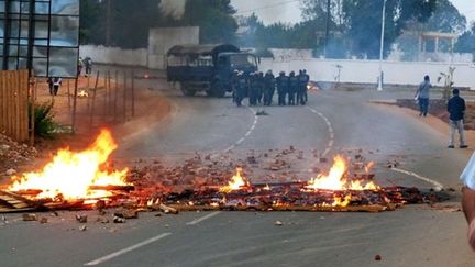 Barricade en feu et militaires sur la route de l'aéroport d'Antananarivo, non loin de la caserne des mutins (17/11) (AFP / Aline Ranaivoson)