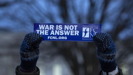 Des manifestants se rassemblent devant le Capitole, à Washington (Etats-Unis), le 9 janvier 2020, pour protester contre une guerre avec l'Iran.&nbsp; (STEFANI REYNOLDS / CONSOLIDATED NEWS PHOTOS / AFP)