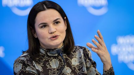 La leader de l'opposition biélorusse, Svetlana Tikhanovskaïa, lors du Forum économique mondial de Davos (Suisse), le 19 janvier 2023. (FABRICE COFFRINI / AFP)