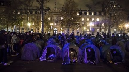 Des migrants dans des tentes sur la place de la République à Paris avant d'être évacués par les forces de l'ordre, le 23 novembre 2020. (CHRISTOPHE PETIT TESSON / EPA / MAXPPP)