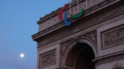 L'Arc de Triomphe, sur lequel trônent les Agitos, symboles des Jeux paralympiques, photographié le 21 août 2024. (NANAKO SUDO / AFP)