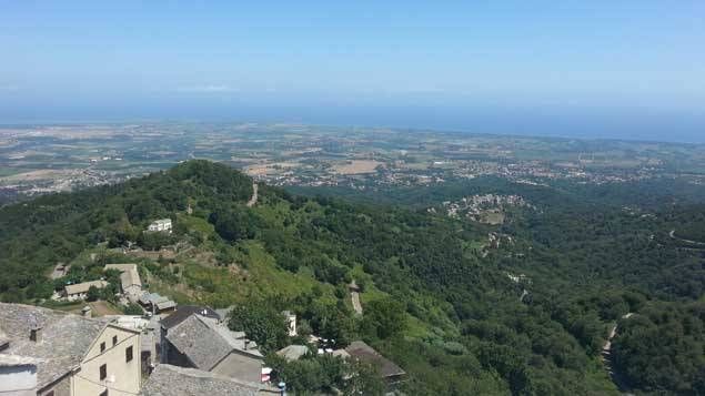 &nbsp; (Vue sur la vallée depuis le village de Loreto © Radio France / Benjamin Illy)