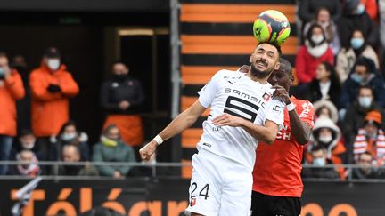 Le Rennais Gaétan Laborde au duel avec le Lorientais Mendes lors de la 15e journée de Ligue 1, dimanche 28 novembre 2021. (NICOLAS CREACH / MAXPPP)