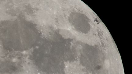 Cette image de la NASA montre la Station spatiale internationale, avec un équipage de six personnes à bord, vue en silhouette alors qu'elle traverse la Lune le 30 janvier 2018 depuis Alexandria, en Virginie. (BILL INGALLS / NASA)