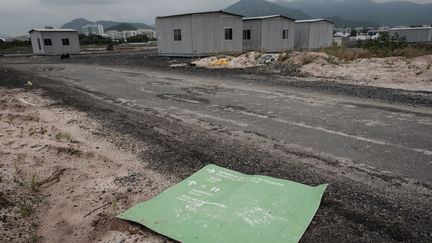 Des bâtiments en préfabriqué aux abords du parcours de golf des Jeux olympiques de Rio de 2016. Ici, le 23 novembre 2016. (YASUYOSHI CHIBA / AFP)