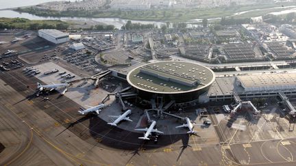 L'a&eacute;roport de Nice-C&ocirc;te d'Azur, vu du ciel, le 11 novembre 2014. (  MAXPPP)