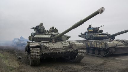 Des chars ukrainiens sur la ligne de front de Kherson, en Ukraine, le 18 novembre 2022. (BULENT KILIC / AFP)