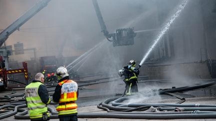 Un incendie s'est d&eacute;clar&eacute; vendredi en d&eacute;but d'apr&egrave;s-midi dans un entrep&ocirc;t de textile et chaussures de 10 000 m2 de La Courneuve, provoquant un &eacute;norme d&eacute;gagement de fum&eacute;e noir&acirc;tre visible depuis le centre de Paris. (MAXPPP)