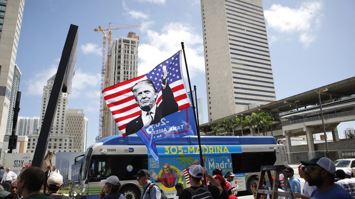 Des supporters de l'ancien président américain Donald Trump se sont rassemblés devant le tribunal de Miami, en Floride, le 13 juin 2023. (OCTAVIO JONES / GETTY IMAGES NORTH AMERICA)