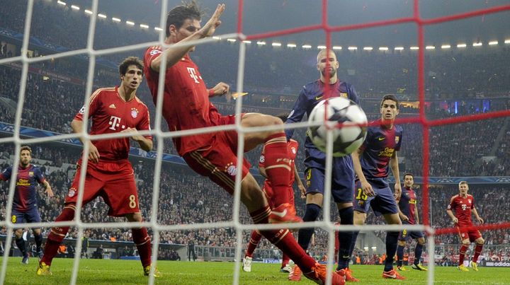 L'avant-centre du Bayern Munich Mario Gomez marque le deuxi&egrave;me but de son &eacute;quipe contre Barcelone, en demi-finale aller de la Ligue des champions, le 23 avril 2013 &agrave; Munich (Allemagne).&nbsp; (ODD ANDERSEN / AFP)