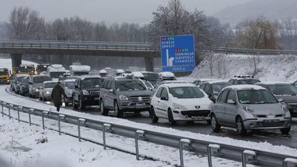 &nbsp; (Des milliers de vacanciers sont restés bloqués pendant plus d'une journée en direction des pistes de ski © Maxppp)