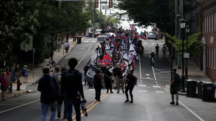 Les&nbsp;militants&nbsp;radicaux marchent dans les rues de Charlottesville, le 12 août. (JOSHUA ROBERTS / REUTERS)