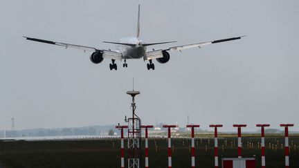 Un Boeing 777 d'Air France en phase d'atterrissage à Roissy-Charles-de-Gaulle (illustration). (GEOFFROY VAN DER HASSELT / AFP)