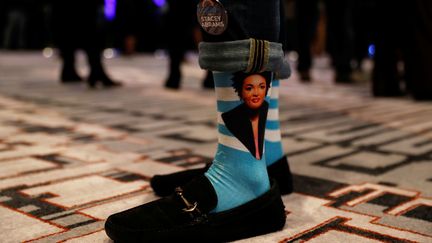 Un supporter de la candidate démocrate au poste de gouverneur de Géorgie, Stacey Abrams (battue),&nbsp;attend les résultats des midterms, le 6 novembre 2018, à Atlanta. (LEAH MILLIS / REUTERS)