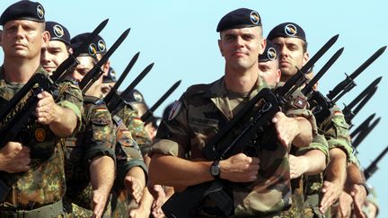 Des soldats de la brigade franco-allemande r&eacute;p&eacute;tent le d&eacute;fil&eacute; du 14-Juillet, &agrave; Munchhouse, dans le Haut-Rhin, le 2 juillet 2013. (MAXPPP)