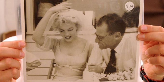 Une photo de Marilyn Monroe et Arthur Miller par Milton Greene, dans les mains de la conservatrice Anna Wolska (20/7/2012)
 (Alik Keplicz / AP / SIPA)