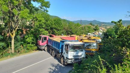 Un blocus à la frontière entre le Kosovo et la Serbie, près de Mitrovica, le 1er août 2022. (ERKIN KECI / ANADOLU AGENCY / AFP)