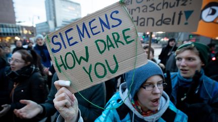 Manifestation contre le projet de mine de Siemens en Australie, à Hamburg, le 13 janvier 2020. (CHRISTIAN CHARISIUS / DPA)