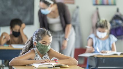 Faut-il fermer ou pas les écoles ? Les enfants ont beaucoup souffert de la fermeture des écoles lors du premier confinement. (Illustration) (FATCAMERA / E+ / GETTY IMAGES)