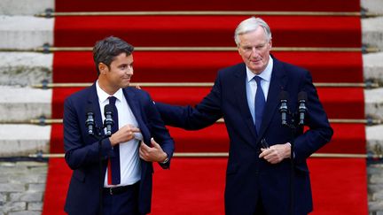 Michel Barnier et Gabriel Attal, le 5 septembre 2024, sur le perron de l'Hôtel de Matignon, à Paris. (SARAH MEYSSONNIER / POOL)