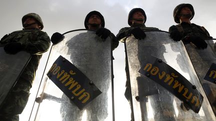 Les soldats tha&iuml;landais bloquent l'acc&egrave;s au si&egrave;ge de l'arm&eacute;e, o&ugrave; leur chef&nbsp;a annonc&eacute; un coup d'Etat, le 22 mai 2014 &agrave; Bangkok. ( DAMIR SAGOLJ / REUTERS)