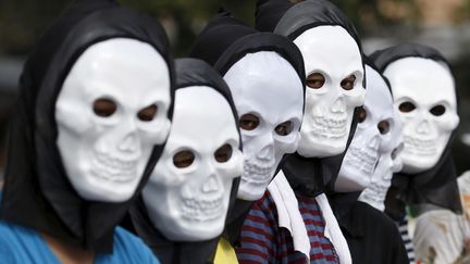 A&nbsp;Manille, d'autres ont opté pour des masques en forme de tête de mort. (ERIK DE CASTRO / REUTERS)