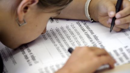 Une &eacute;l&egrave;ve malvoyante &agrave; l'&eacute;cole primaire du Ch&acirc;teau &agrave; Nice, le 6 septembre 2007. (VALERY HACHE / AFP)