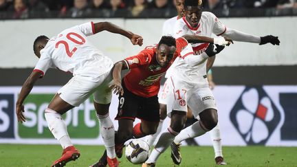 Le Rennais Mubele Ndombe au contact des Toulousains Steeve Yago et Ibrahim Sangare (JEAN-SEBASTIEN EVRARD / AFP)