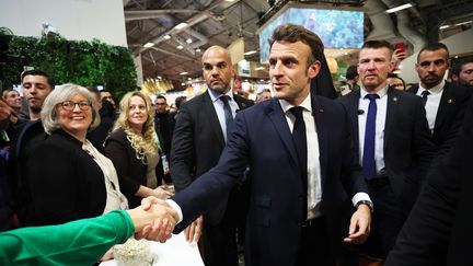 Emmanuel Macron en visite au Salon de l'agriculture, à Paris, le 25 février 2023. (CHRISTOPHE PETIT TESSON / AFP)