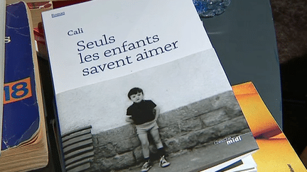 "Seuls les enfants savent aimer", le premier roman très personnel du chanteur Cali aux éditions du Cherche-Midi
 (France 3 / Culturebox )