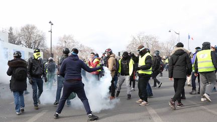 Des manifestants des "gilets jaunes" devant l'Assemblée nationale, non loin de là où un homme a été grièvement blessé à la main, le 9 février 2019. (WOSTOK PRESS / MAXPPP)