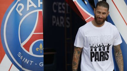 Sergio Ramos lors de la cérémonie de présentation avant le match de&nbsp;Ligue 1 entre le Paris Saint-Germain et le Racing Club Strasbourg au Parc des Princes, à Paris, le 14 août 2021. (GEOFFROY VAN DER HASSELT / AFP)