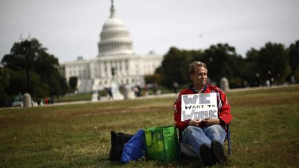 Un fonctionnaire am&eacute;ricain manifeste seul sur la pelouse du Washington Mall, le 8 octobre 2013. (JASON REED / REUTERS)