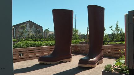 Invendus_bottes de Lilian Bourgeat, une paire de bottes XXL déjà installée quai des Antilles. (France 3 Pays de la Loire / D. Raveleau)