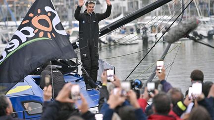 Le skippeur Charlie Dalin salue la foule depuis son Imoca Macif, lors de la remontée du chenal, avant le départ officiel de la 10e édition du Vendée Globe, aux Sables-d'Olonne, le 10 novembre 2024.