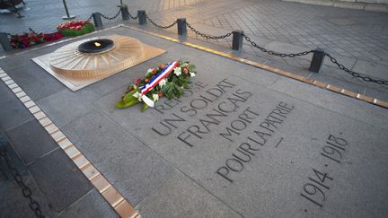 La tombe et la flamme du soldat inconnu, sous l'arc de Triomphe, &agrave; Paris. (AFP)