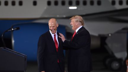 Donald Trump et le gouverneur de Floride&nbsp;Rick Scott lors de la campane électorale, le 3 novembre 2018, à&nbsp;Pensacola (Floride). (NICHOLAS KAMM / AFP)