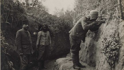 «Ne résistant guère au froid, les Sénégalais durent notamment être retirés du front à plusieurs reprises à l’approche de l’hiver», rapporte l’INA. D’une manière générale, près de 80.000 «soldats de l’Empire» sont morts sur les champs de bataille. On voit ici une «tranchée tenue par des spahis», explique la légende d’origine de la photo. Laquelle a été prise le 23 septembre 1915 à «Bailly», sans plus de précision. Il pourrait s’agir de la commune de Bailly dans l’Oise. (Coll. La contemporaine)