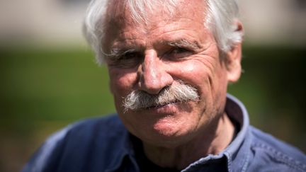 Le photographe Yann Arthus-Bertrand, dans le Domaine de Longchamp, le 10 mai 2017. (LIONEL BONAVENTURE / AFP)