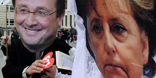 Masques d'Angela Merkel et de François Holland, portés par des militants berlinois simulant un faux mariage entre les deux dirigeants (8-5-2012) (AFP - JOHN MACDOUGALL )