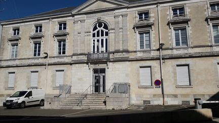 Le palais de justice de Dax où une famille landaise a déposé plainte après le décès d'un retraité de 75 ans vacciné contre le Covid-19. (VALÉRIE MOSNIER / FRANCE-BLEU GASCOGNE)