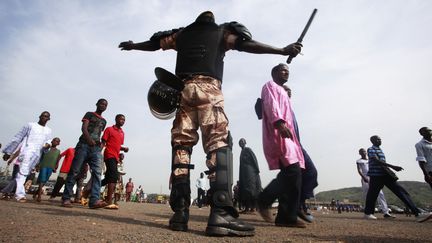 Des Maliens se rendent au stade de Bamako (Mali) pour une c&eacute;r&eacute;monie en pr&eacute;sence du pr&eacute;sident&nbsp;Ibrahim Boubacar Keita, le 26 mars 2013. (THIERRY GOUEGNON / REUTERS)