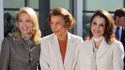 La bégum Inaara Aga Khan et la reine Rania de Jordanie posent avec Liliane Bettencourt à la Fondation Cartier à Paris, le 30 septembre 2002. (MARTIN BUREAU / AFP)